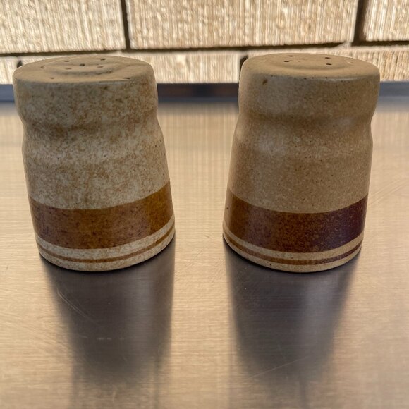 Folk Art Pottery Craft USA Salt and Pepper Shakers - Picture 1 of 4